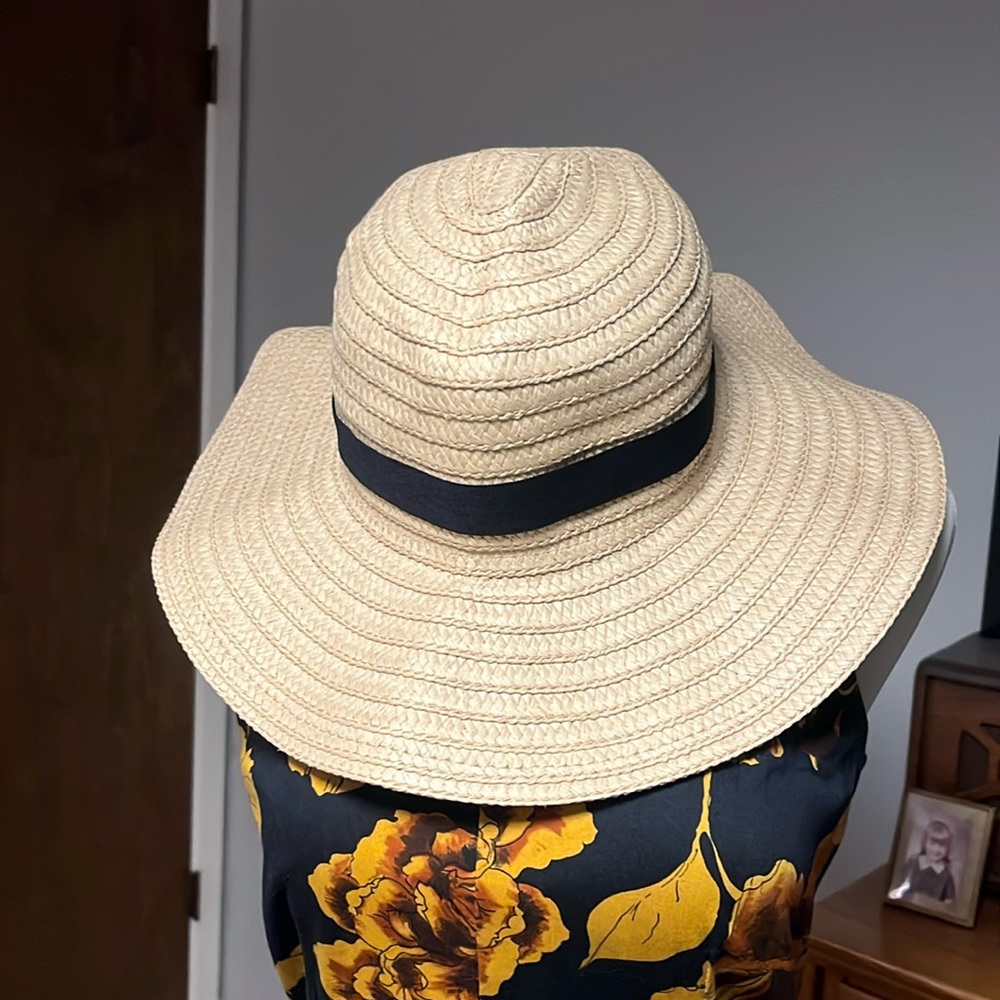 Straw hat, packable, new with tags!